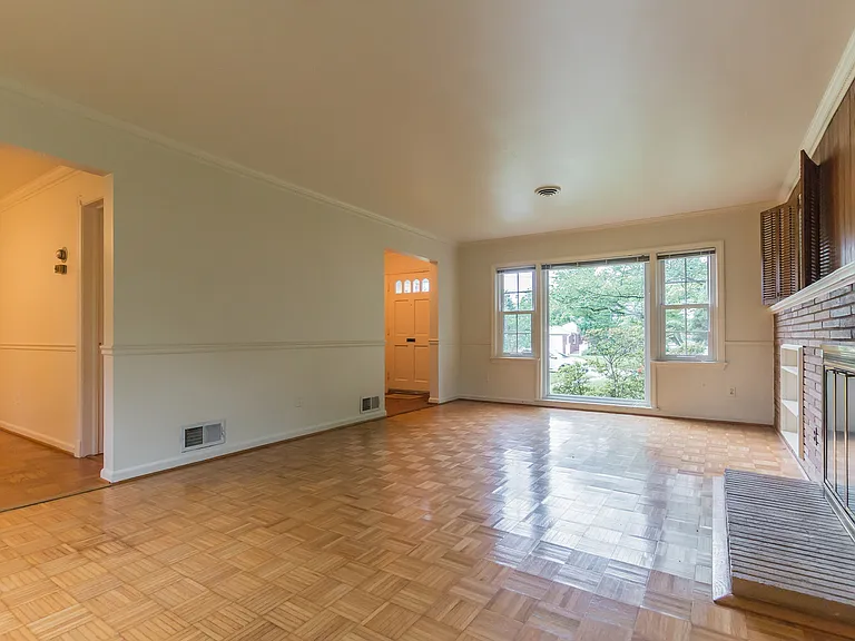 9702 Bellevue Dr — Photo 5