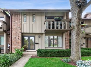 16 Kyle Ct, Willowbrook, IL 60527