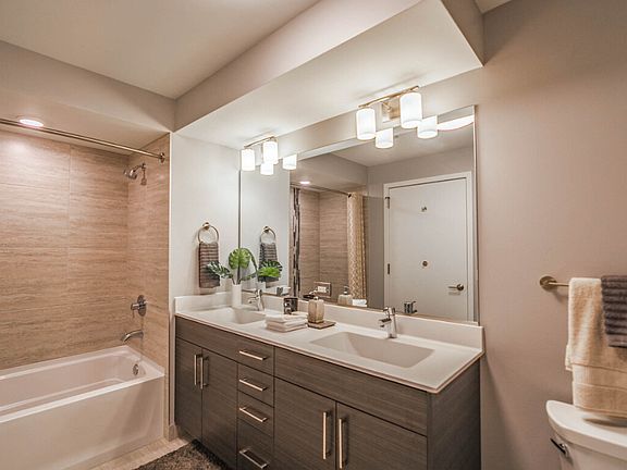 4th image of 917 N Orleans St #908