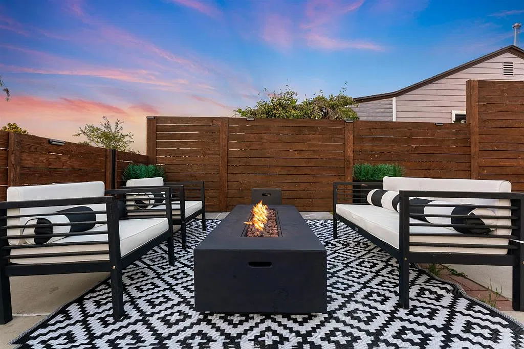 2 bed, 922 sqft, $2,600 — Photo 2