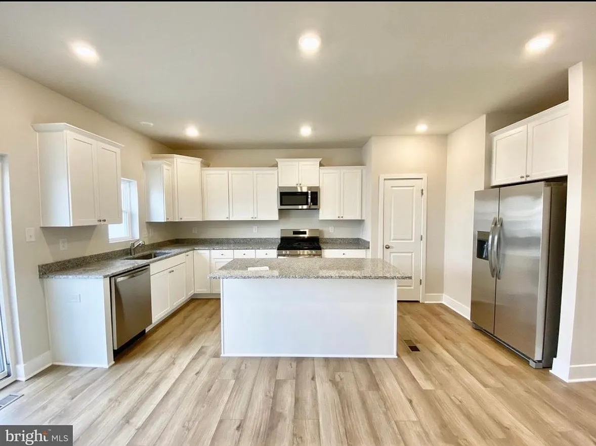 3 bed, 3.5 bath, 1852 sqft, $2,300 — Photo 1