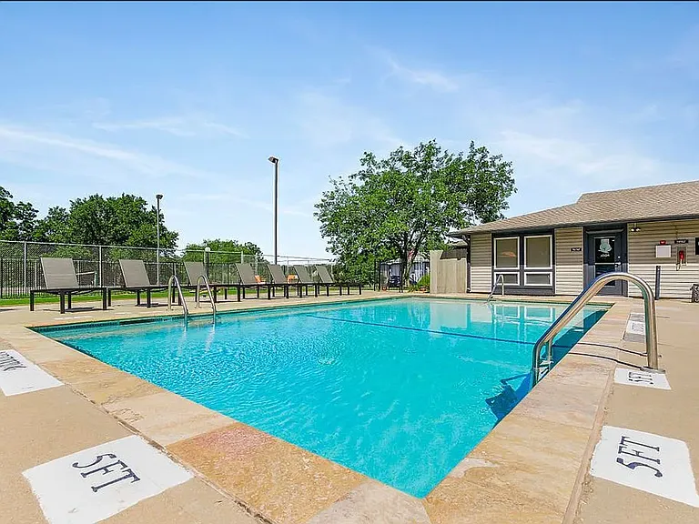 Falcon Point Apartments — Photo 53