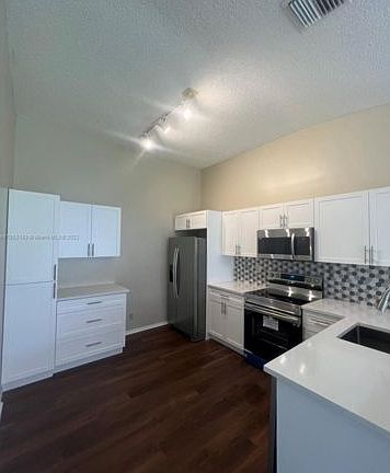 2nd image of 2306 Maplewood Dr #2306