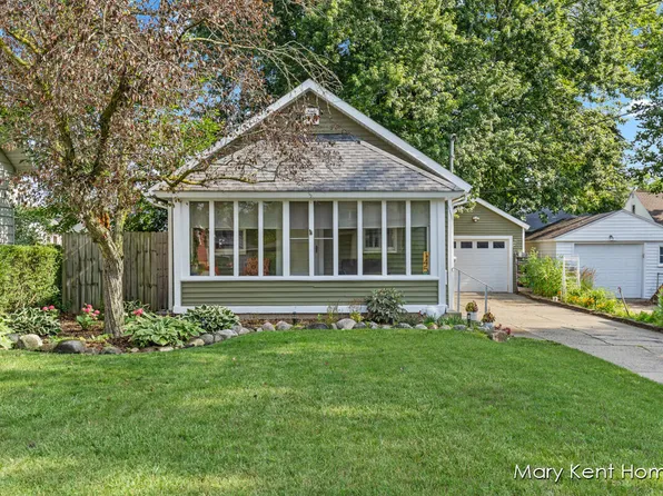 145 Melbourne St NE, Grand Rapids, MI 49505