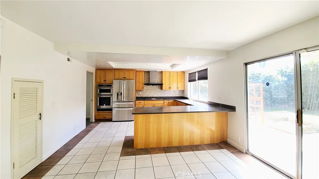 3 bed, 2.5 bath, 2640 sqft, $5,300 — Photo 4