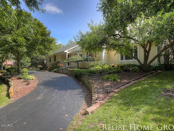 3rd image of 2564 Birchcrest Dr SE