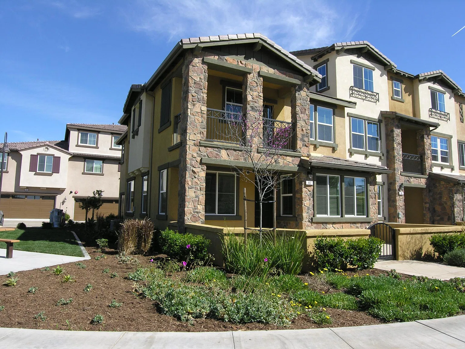 3 bed, 2.5 bath, 1851 sqft, $3,700 — Photo 3