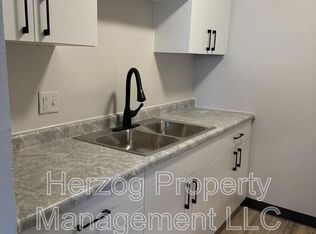 307 27th St SW APT 16, Austin, MN 55912