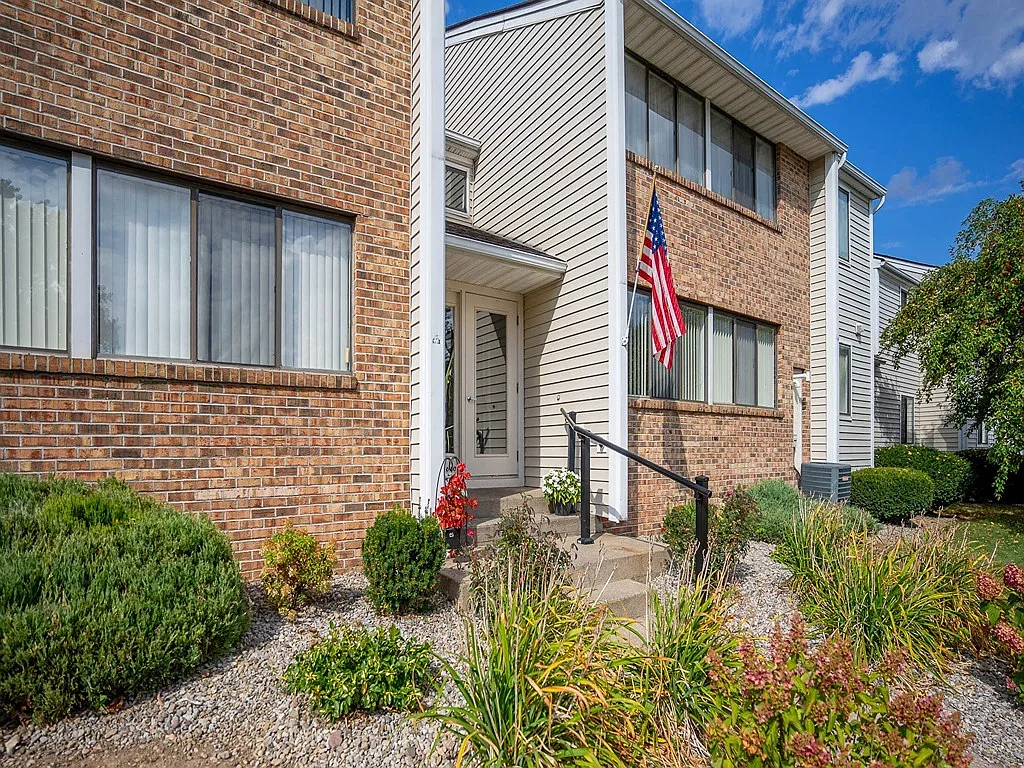 Willow Pond Apartments & Townhouses — Photo 1