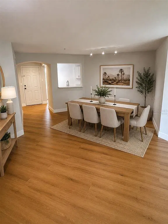 3 bed, 2.0 bath, 1423 sqft, $2,100 — Photo 4