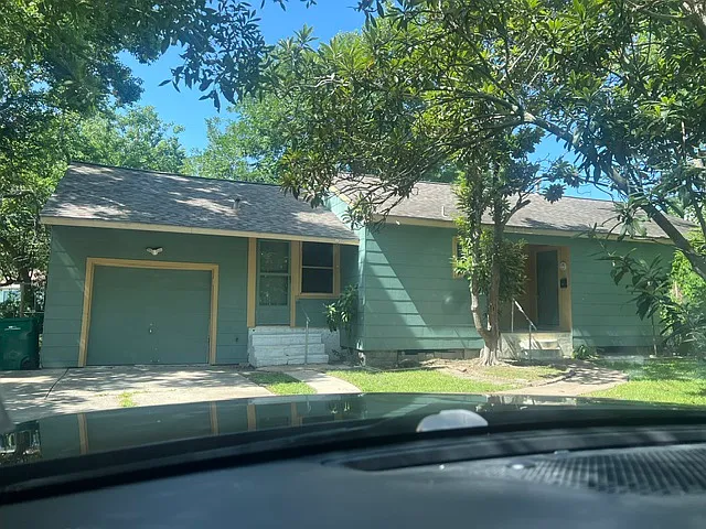 1910 Oaklawn Drive - 1 — Photo 1