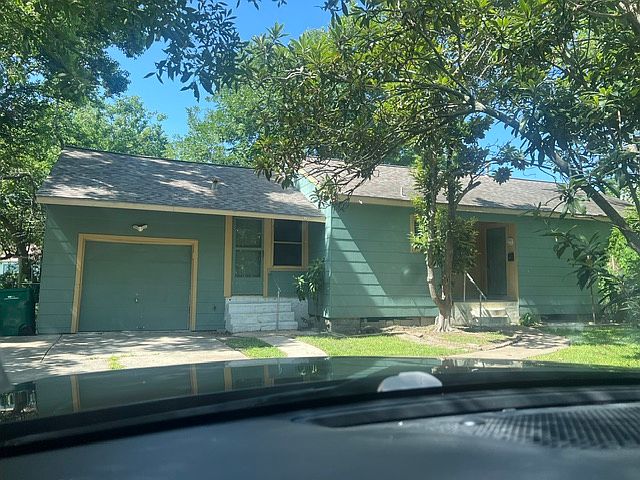 1st image of 1910 Oaklawn Dr