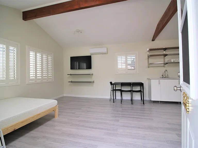 308 N Mission Dr — Photo 4