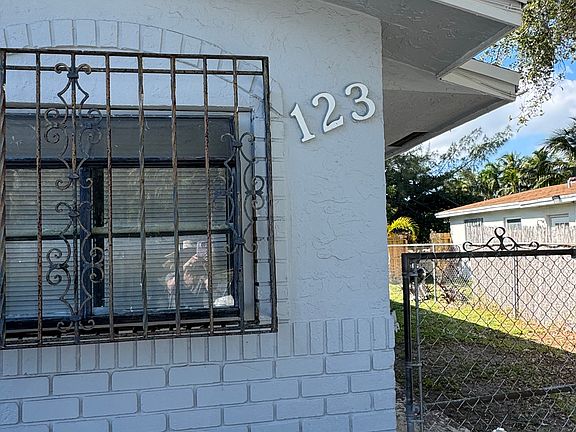 2nd image of 123 NW 14th Way #B