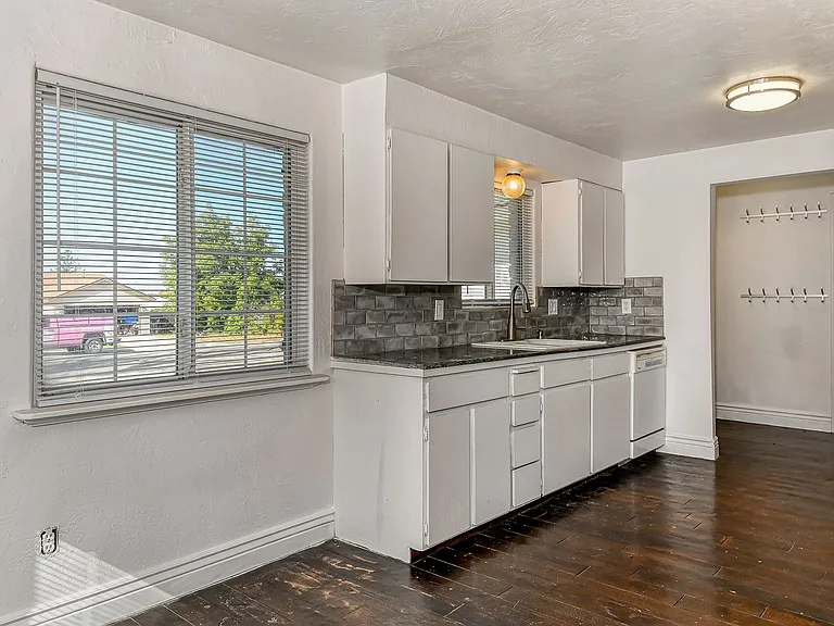 3822 S Upland Ave — Photo 5