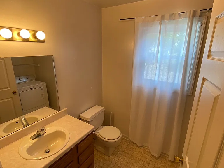 703 Montgomery St — Photo 7