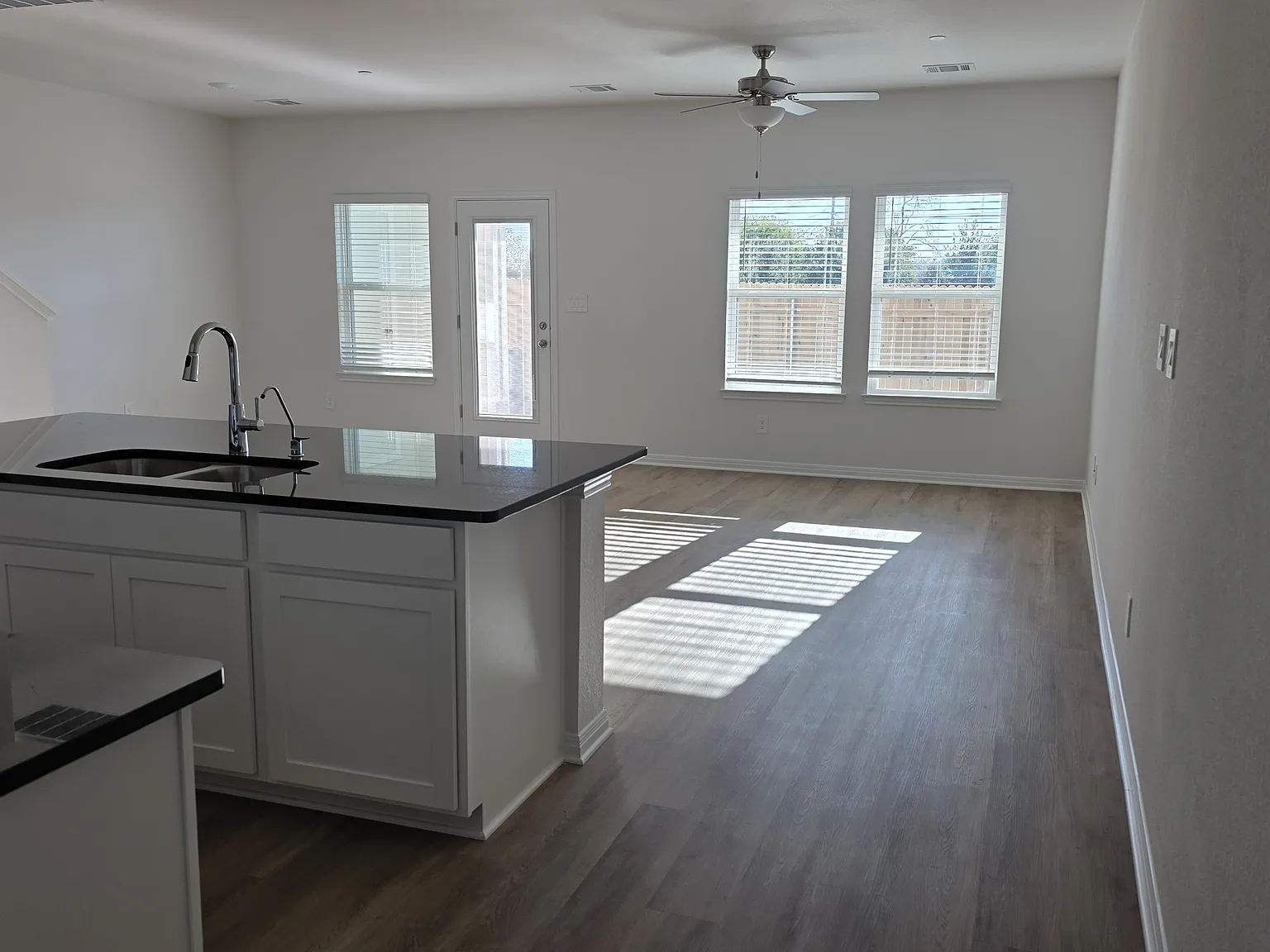 3 bed, 2.5 bath, 1623 sqft, $2,100 — Photo 3