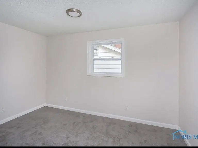 421 E Streicher St — Photo 8