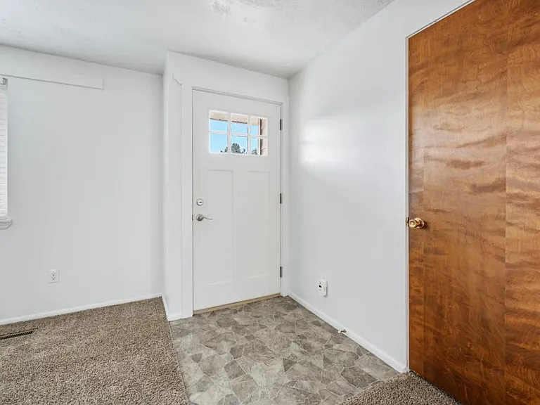 688 W State St — Photo 3