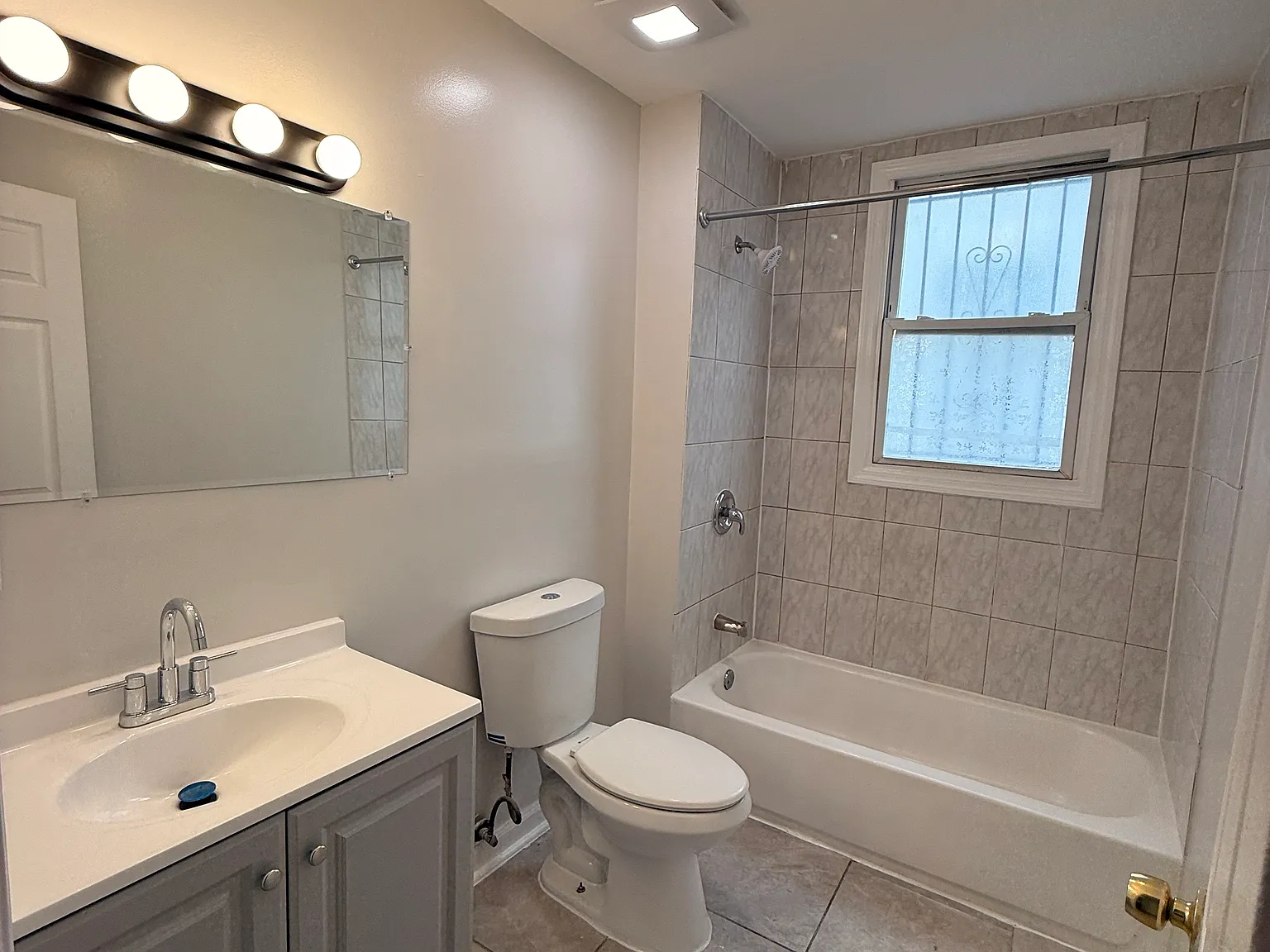 2 bed, 1100 sqft, $1,750 — Photo 4