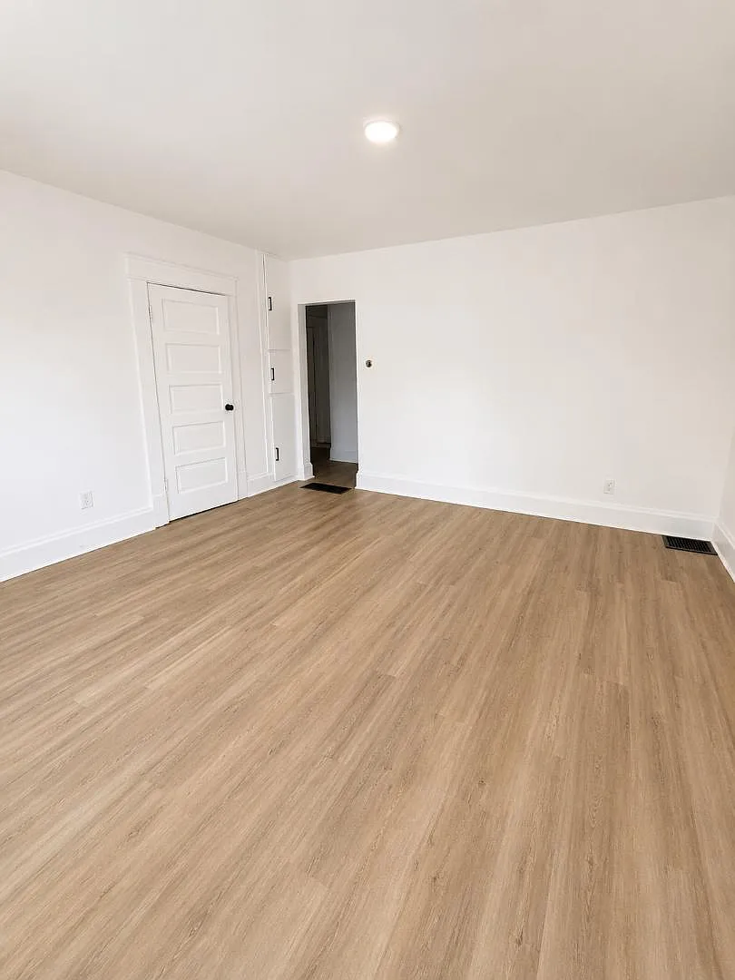 304 Johnson St - Upper Unit — Photo 3