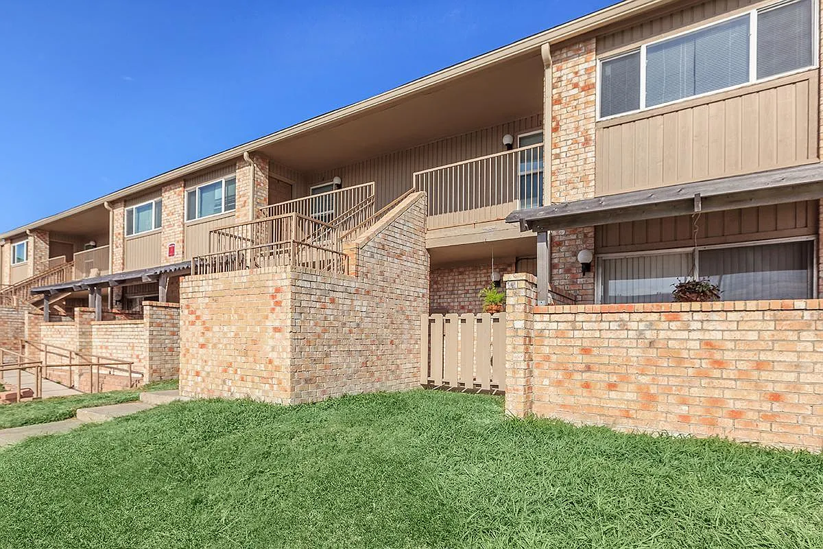 La Vista Apartments — Photo 4