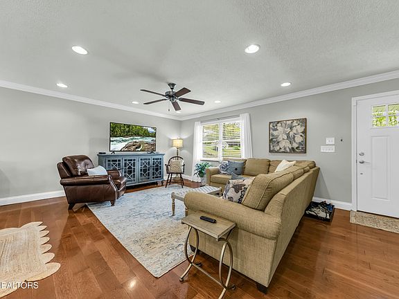 4th image of 1425 S Courtney Oak Ln