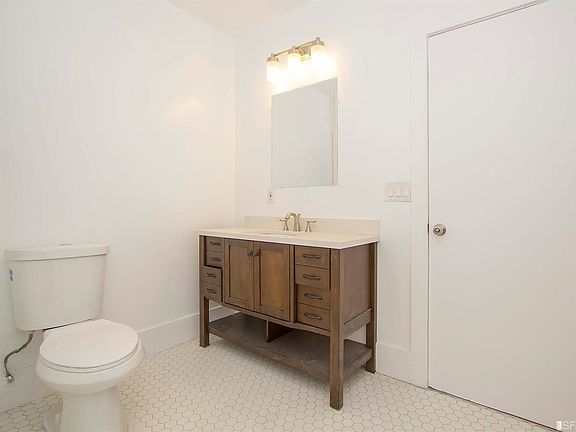 5th image of 924 Hanover St