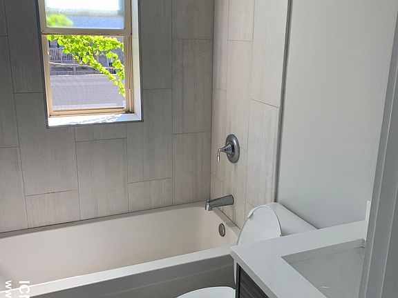 5th image of 3917 N Janssen Ave #2K