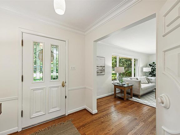 3rd image of 49 Woodcrest Dr