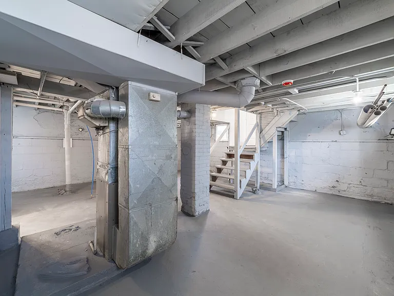553 Highland St — Photo 37
