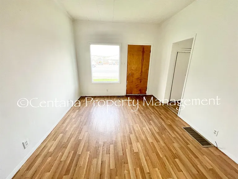 1021 E Commercial Ave — Photo 4