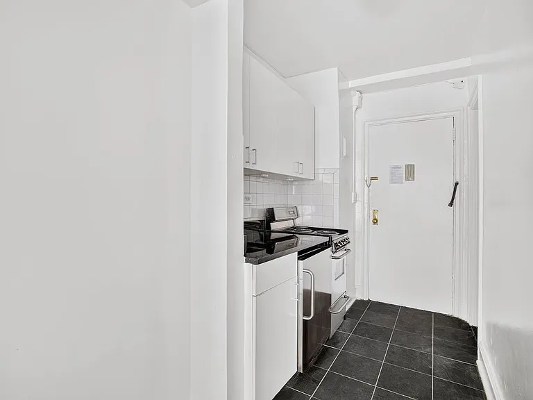 310 E 44th St #609 — Photo 3