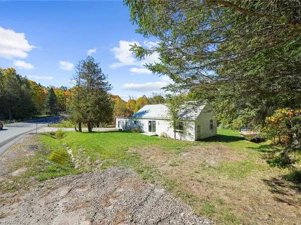 1093 S Lake Rd, Haliburton, ON K0M 2K0