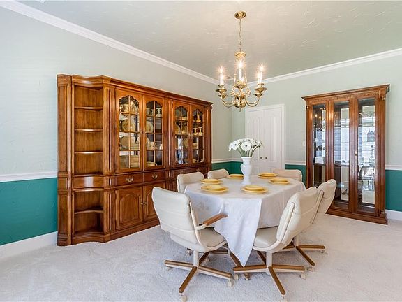 4th image of 215 Sleepy Hollow Ln
