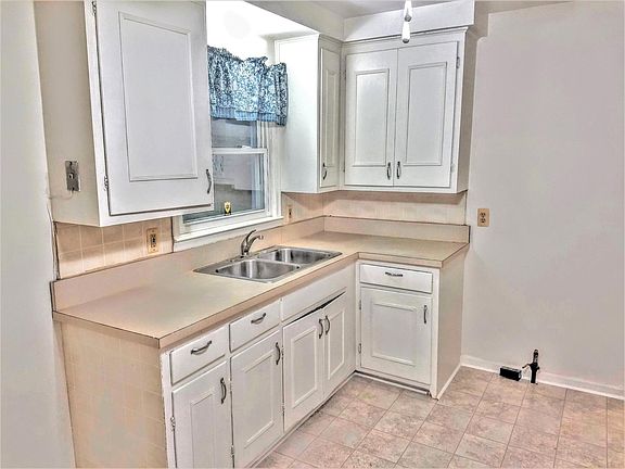 4th image of 9910 Roseland St