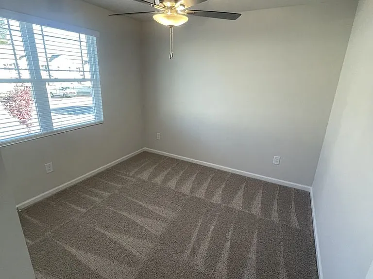 1001 Peony Ln — Photo 11