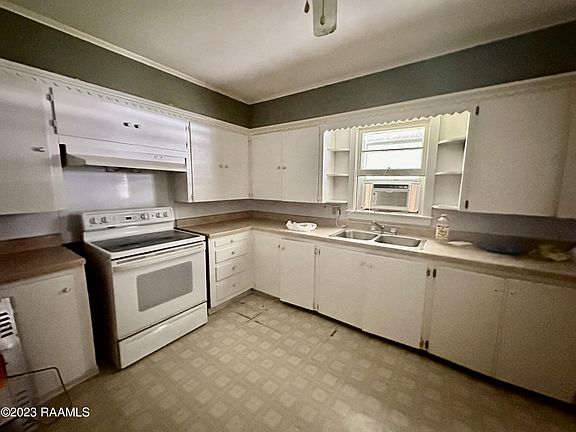3rd image of 362 Saizan Ave