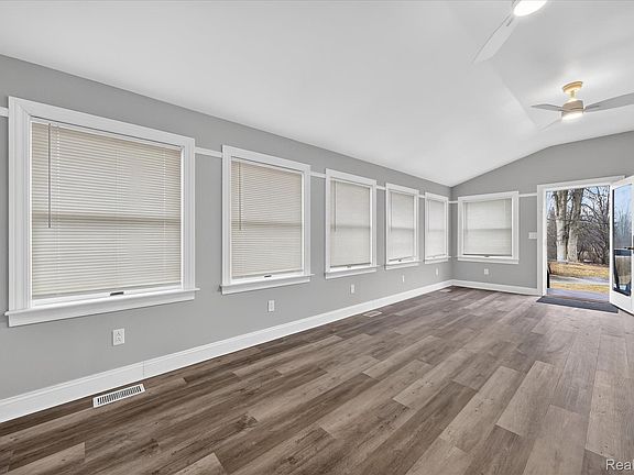 5th image of 44003 Tyler Rd