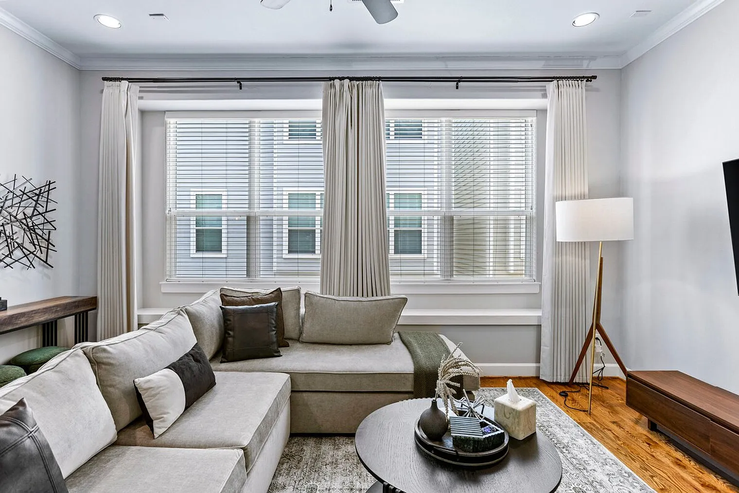 3 bed, 3.5 bath, $5,374 — Photo 4