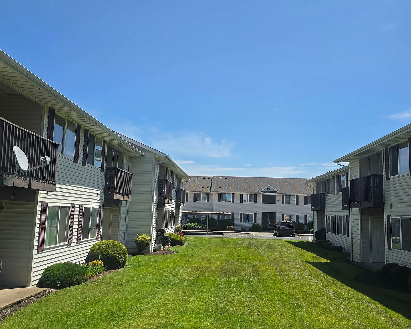Winfou06-Columbia Village Apartments — Photo 1