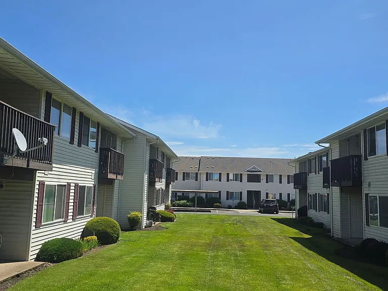Winfou06-Columbia Village Apartments — Photo 1