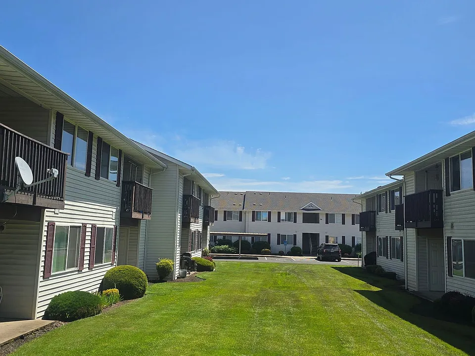 Winfou06-Columbia Village Apartments