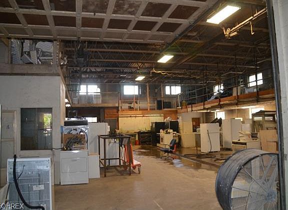 4th image of 830 E 222nd St