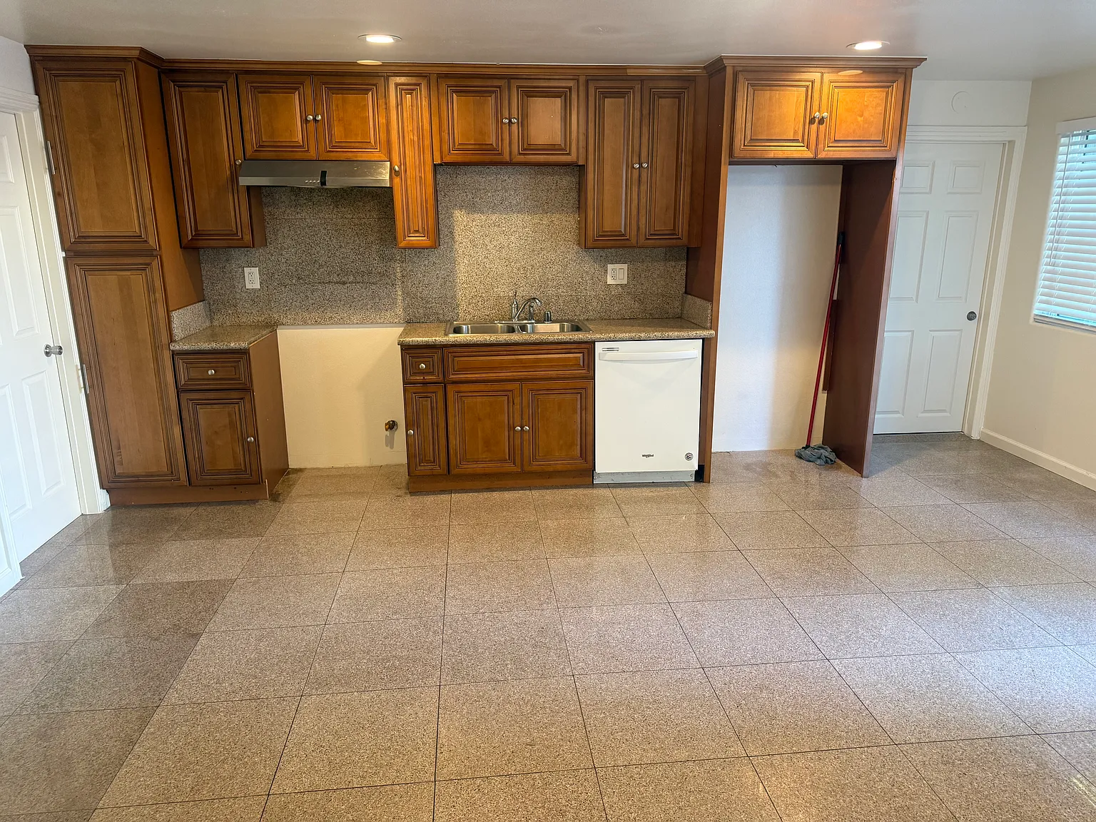 4 bed, 2020 sqft, $4,200 — Photo 3