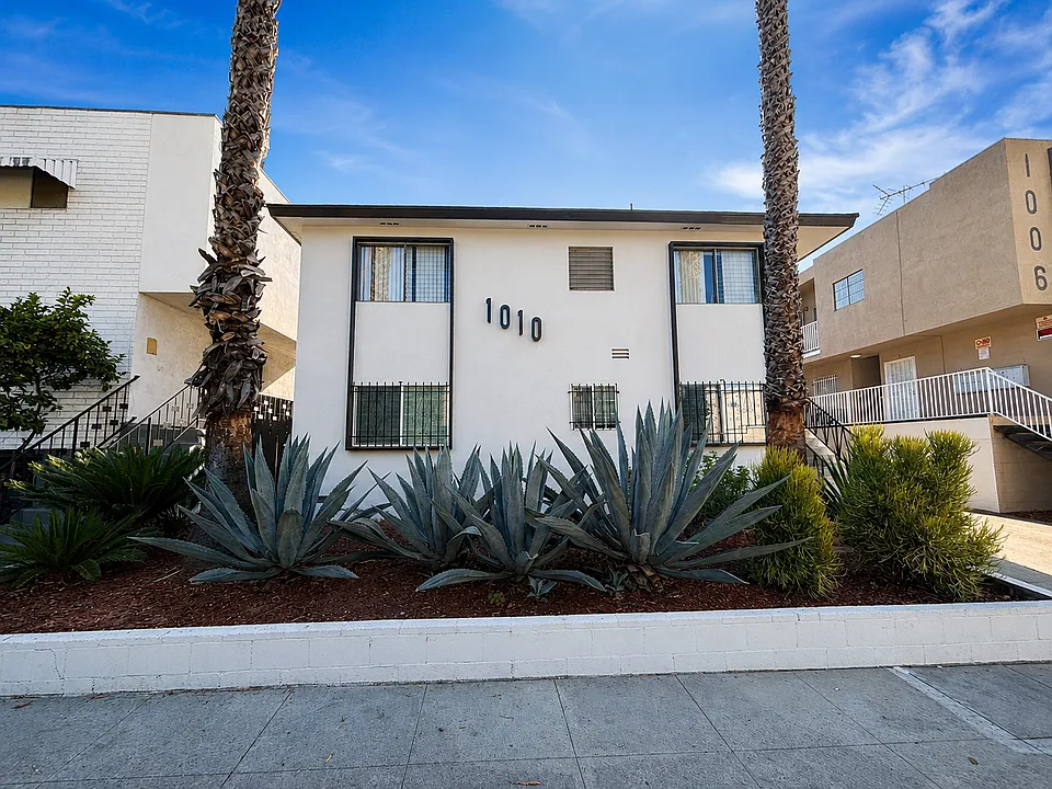 1010 N Orange Grove Ave #2