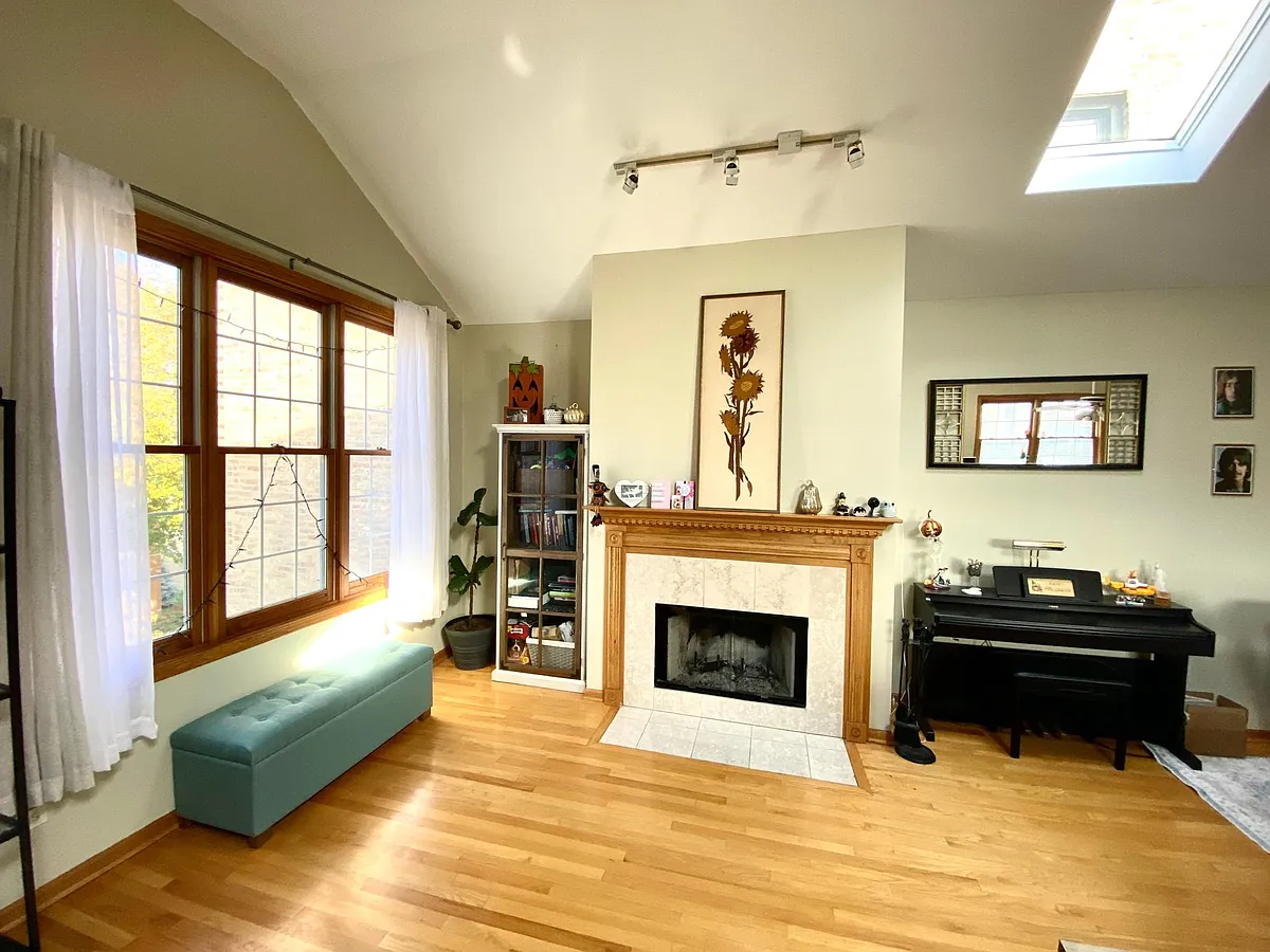 Building Photo - 1417 W Erie St #3