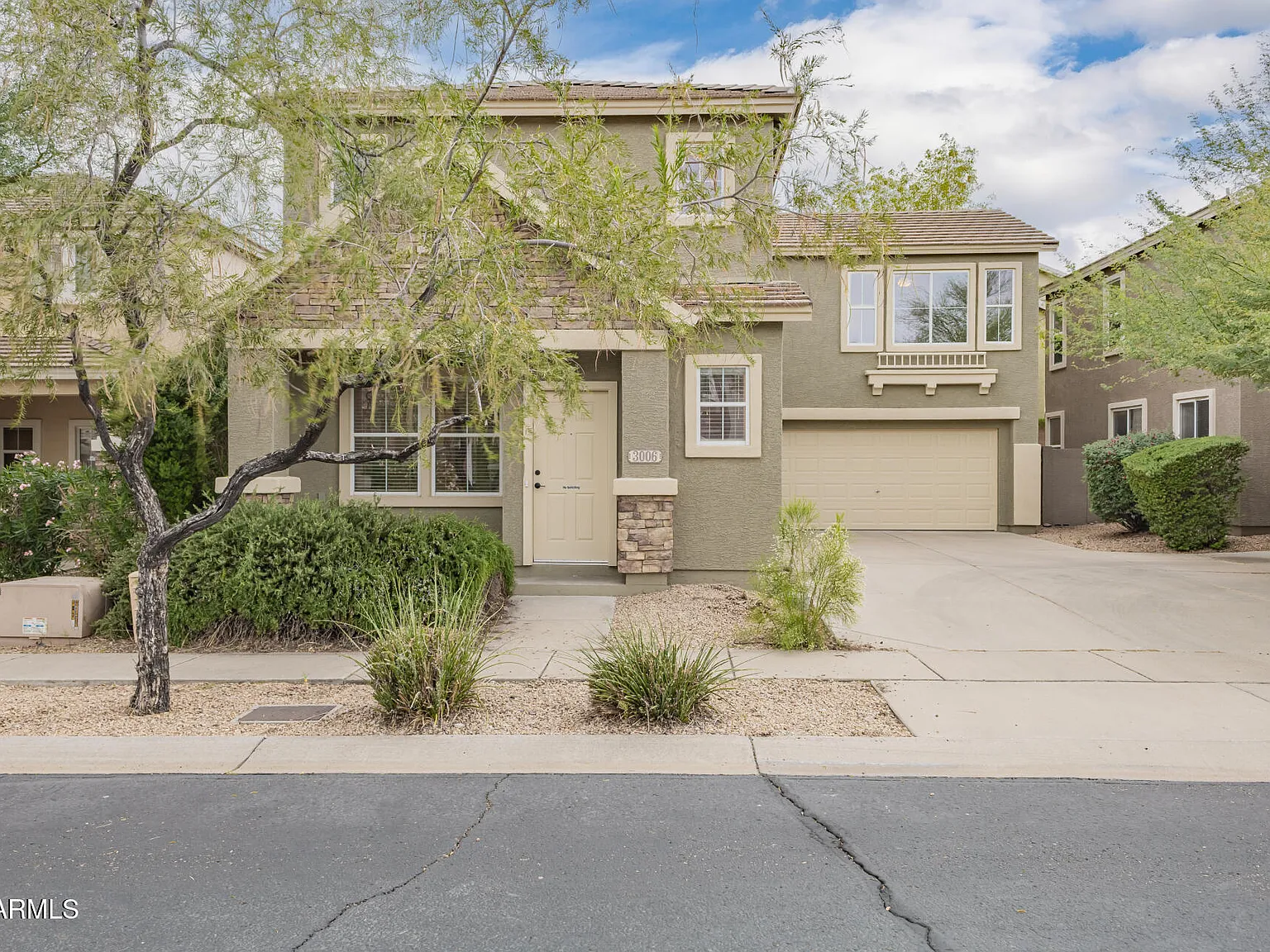 3 bed, 2.5 bath, 2024 sqft, $2,295 — Photo 2