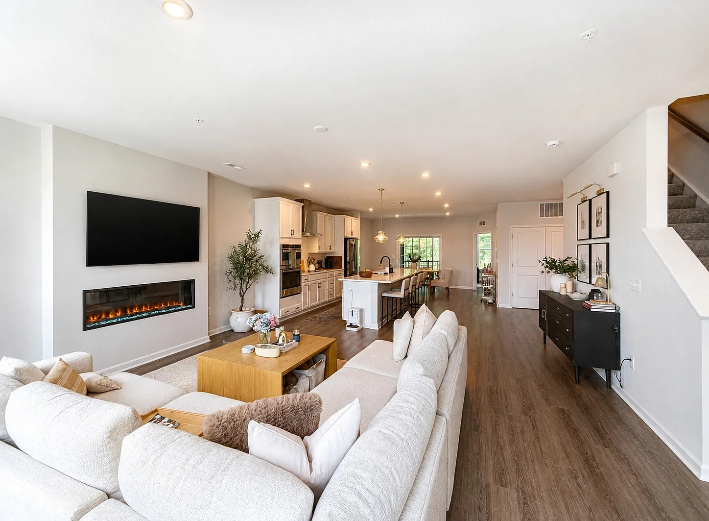 3 bed, 2.5 bath, 2630 sqft, $2,834 — Photo 3