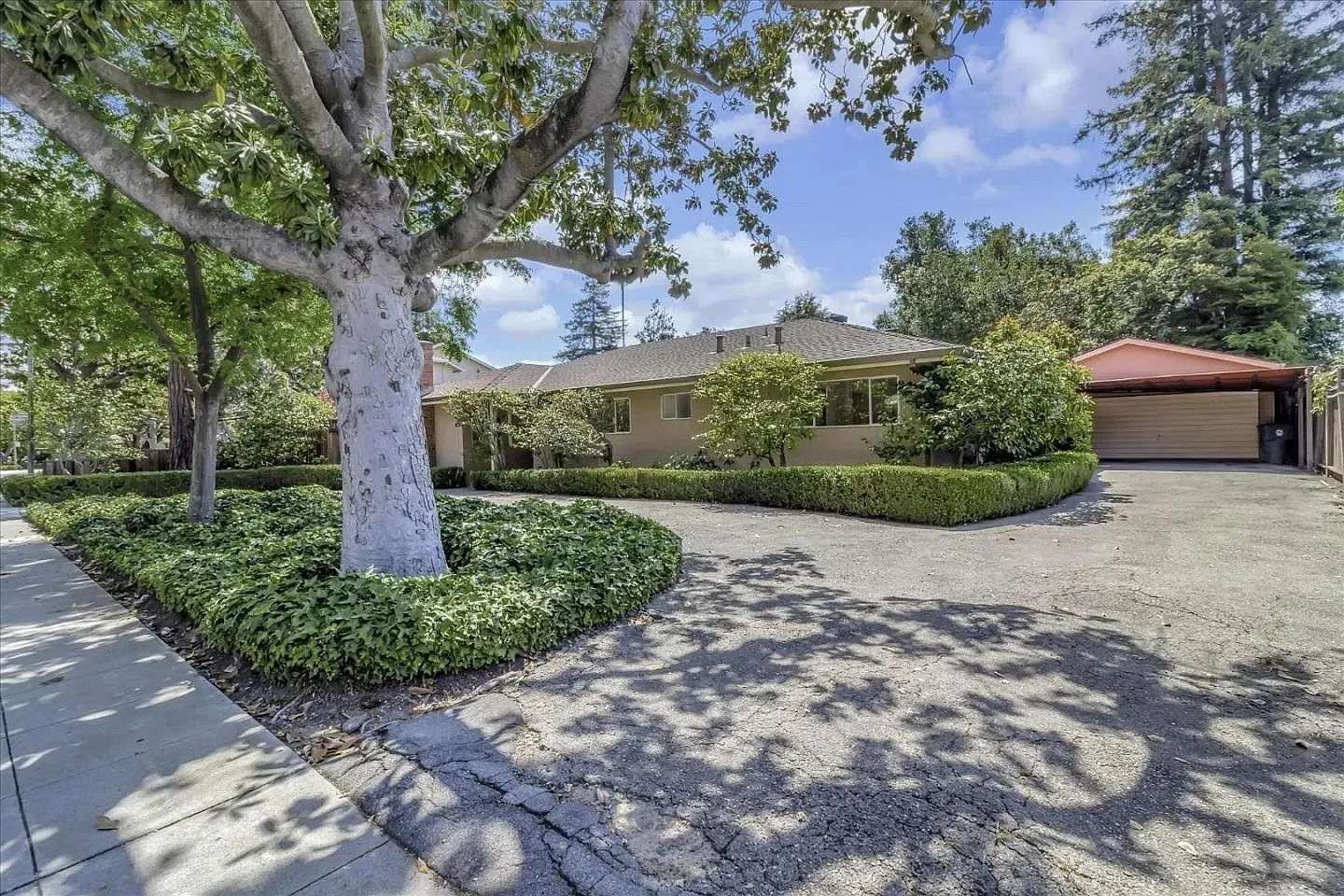 4 bed, 2.5 bath, 1995 sqft, $14,000 — Photo 2